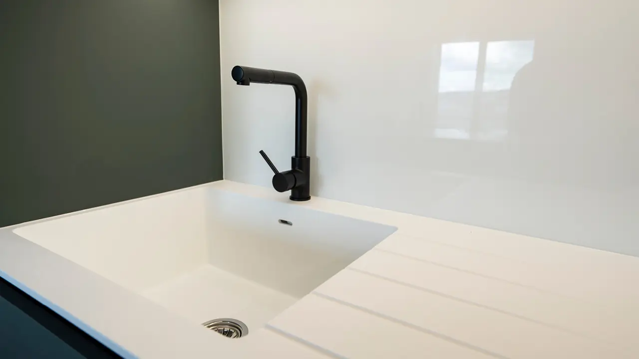 Solid surface sink integrated into the worktop